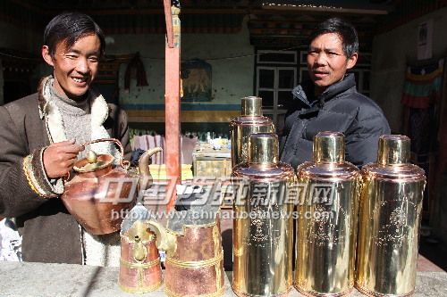 Pasang and Dawa Qungda, brothers from the Tashi Jicai Community of Shigatse Prefecture, show their self-made flagons and thermos bottles, photo from Tibet Daily.