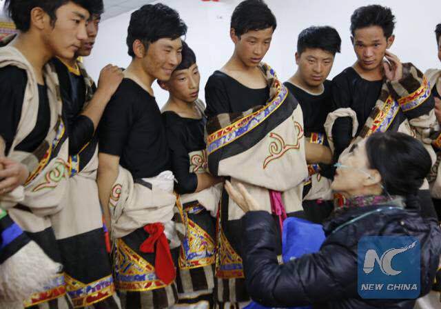 Yin Mei talks to the Tibetan dancers. (Photo provided by interviewees)