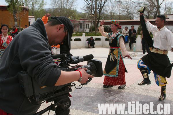A cameraman is screening the "Guozuo" dance at the Norbu Lingka in Lhasa.