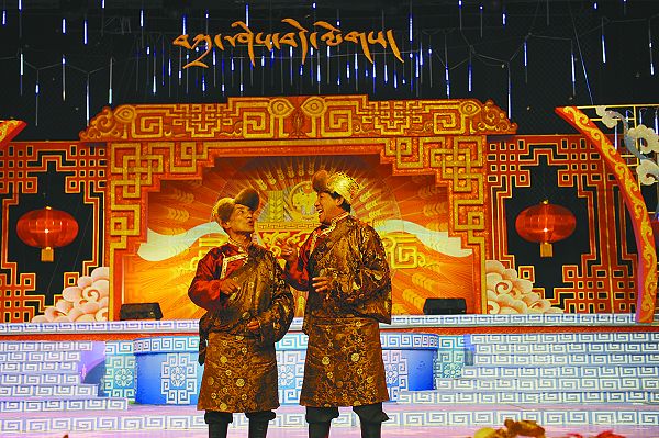 Tubdain and Migmar's comic dialogue "We love the Lhalu wetland" is well received at the 2011 Tibetan Losar Iron Rabbit New Year Gala. [photo/Tibet Daily]