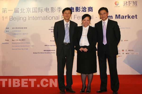 Liu Jiaxun(R), vice governor of Deqen Tibetan Autonomous Prefecture in southwest China's Yunnan Province, Sheng Luosong (M), president of Beijing Sun-Shengtong Culture & Art Co.,Ltd attends  the signing ceremony on April 26, 2011 in Beijing. [Photo/China Tibet Online]