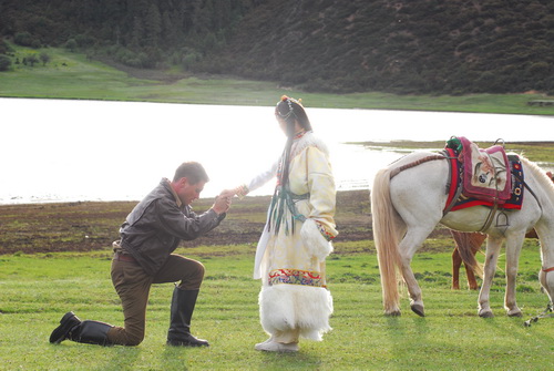 Kangwei, played by Jonathan (L) expresses his admiration for the heroine(R) in the new TV series "Shangri-la". [Photo/ Shangri-la]