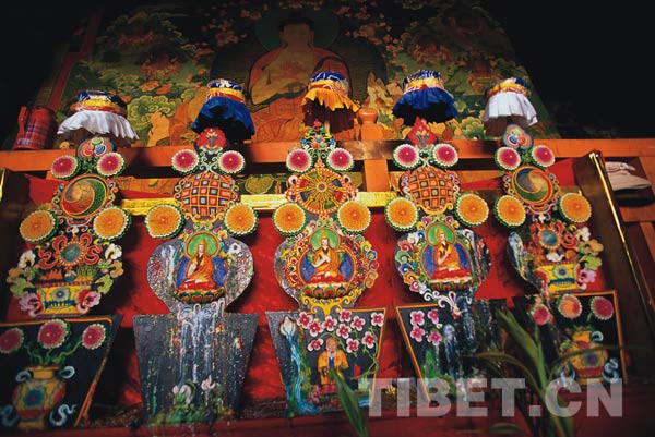Butter sculpture is one of the three famous ancient Tibetan Buddhist traditions of Kumbum Monastery. Yak butter and dye are used to create temporary symbols for the Tibetan New Year and other religious celebrations.[Photo/China Tibet Online]