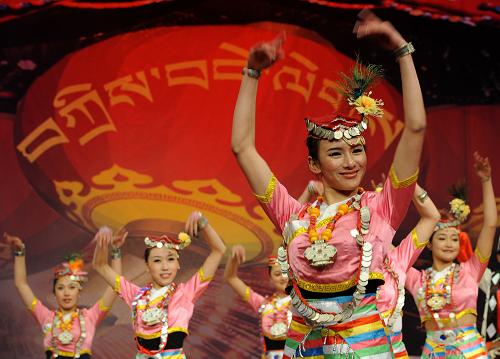The dancers perform a traditional Tibetan dance at the gala. [Photo/China Tibet Online]