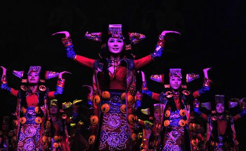 A grand Tibetan musical drama of the epic titled "Himalaya" is staged on Apr.18, attracting both tourists and locals. [Photo/Xinhua]