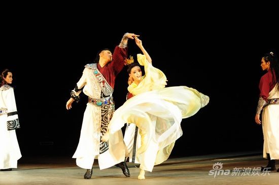 Performers dance in the Tibetan dancing opera "Princess Wencheng". [Photo/Sina]