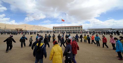 Tibetan students in Palgon County are dancing Tibetan Guozhuang on April 22, 2011. [Photo/China Tibet News]