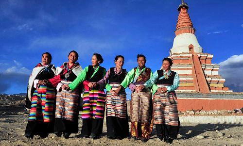 Tibetan locals perform "Xuan Dance" in front of Ntho-ling Monastery in Zhada County, southwest China's Tibet Autonomous Region on May 8, 2011. [Photo/Xinhua]