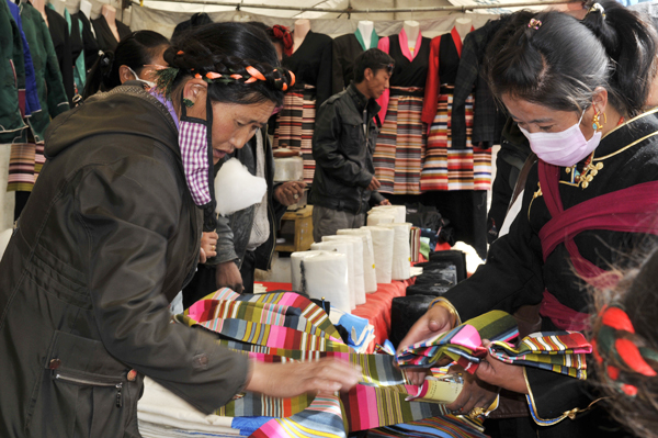 Photo shows pulu, Tibetan gown and other ethnic handicrafts displayed for trade on the Commodity Fair held recently in Lhatse.