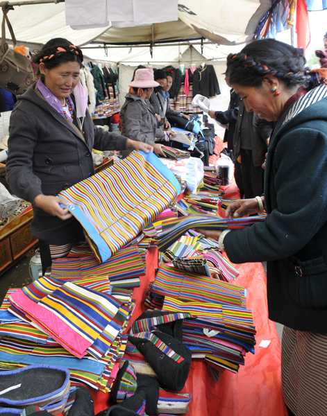 Photo shows pulu, Tibetan gown and other ethnic handicrafts displayed for trade on the Commodity Fair held recently in Lhatse.