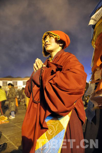 a nun was praying in front of Jokang Temple--photo taken by Phoenix on Nov.21 in Lhasa