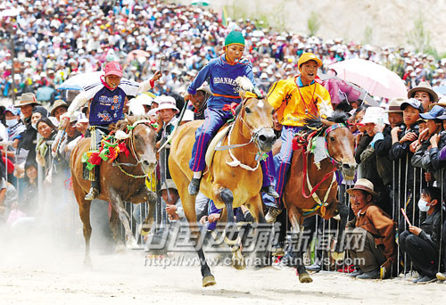 Local kids compete in a horse race, photo from Tibet Daily.