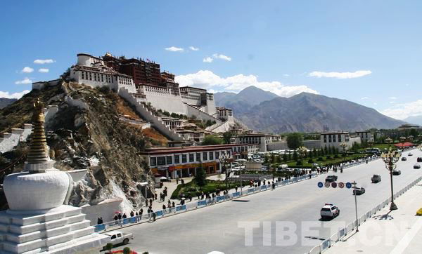 The Buddhist believers take ritual walks around the Potala Palace. [Photo/China Tibet Online]