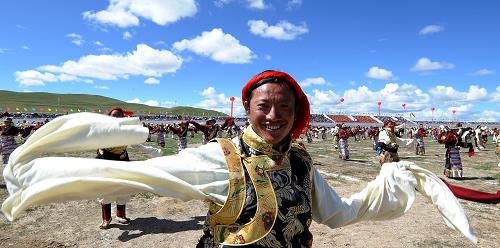 Herdsmen perform Gorchom circle dance to celebrate their horse racing art festival in northern Tibet's Nagqu on August 10. [Photo/Xinhua]