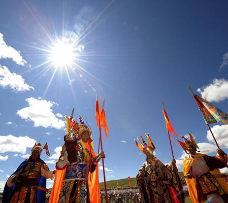 Herdsmen narrate the epic Gesar to celebrate their horse racing art festival in northern Tibet's Nagqu on August 10. [Photo/Xinhua]