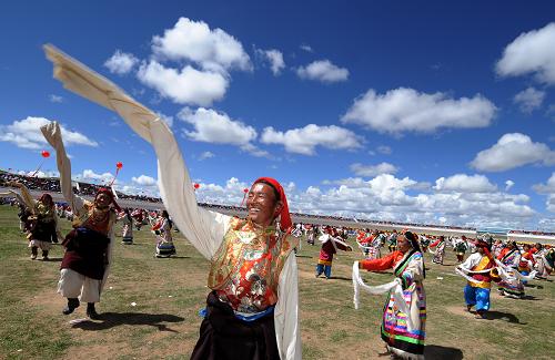 Herdsmen perform Gorchom circle dance to celebrate their horse racing art festival in northern Tibet's Nagqu on August 10. [Photo/Xinhua]