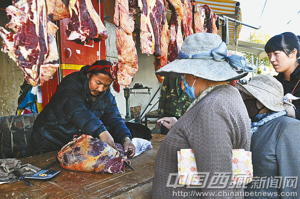 Lhasa residents are buying beef, photo from Tibet Daily.
