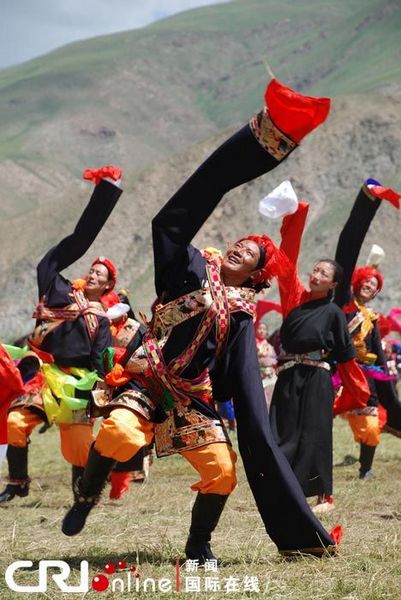 A Tibetan wears various traditional costumes Sorcerer's Dance Summons Ceremony. [Photo/CRI]
