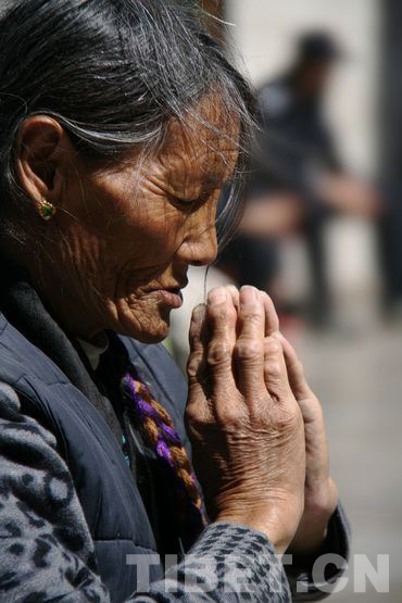 A pious Buddhist prays in front of the Jokhang Temple. [Photo/China Tibet Online]