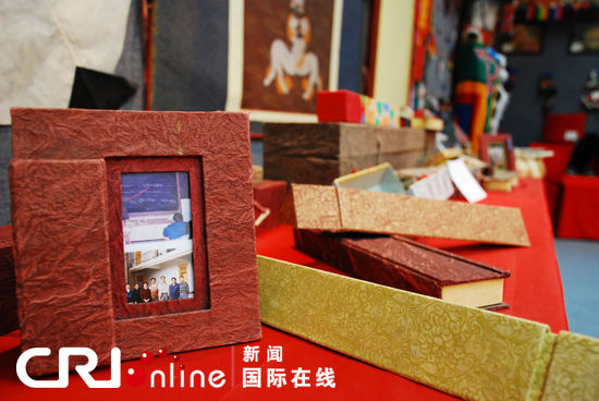 Picture frames made of Tibetan paper become popular souvenirs in Tibetan areas. [Photo/CRI]