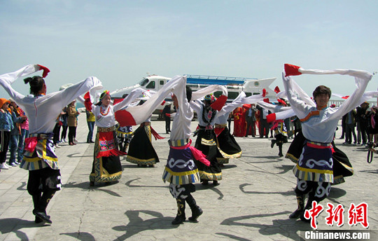 The "flash mob" in Qinghai Lake [Photo/Chinanews.com]