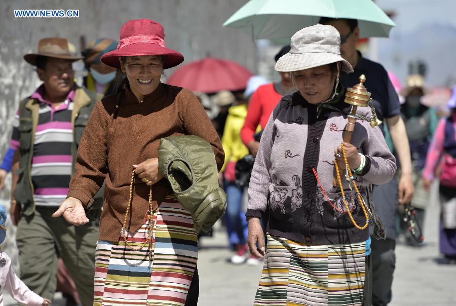 Tibetan Buddhist believers walk around the Potala Palace for praying in Lhasa, southwest China's Tibet Autonomous Region, June 2, 2015. The month-long Sakadawa Festival, which starts on the First Day of the Fourth Month of the Tibetan Calendar, is celebrated by Tibetan Buddhists to commemorate Sakyamuni's birth, enlightenment and death. (Xinhua/Liu Dongjun)