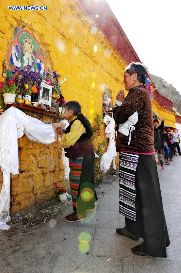 Tibetan Buddhist believers walk around the Potala Palace for praying in Lhasa, southwest China's Tibet Autonomous Region, June 2, 2015. The month-long Sakadawa Festival, which starts on the First Day of the Fourth Month of the Tibetan Calendar, is celebrated by Tibetan Buddhists to commemorate Sakyamuni's birth, enlightenment and death. (Xinhua/Zhang Rufeng)