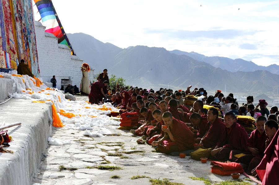 Buddha painting unfolding ceremony held in Tashilhunpo Monastery