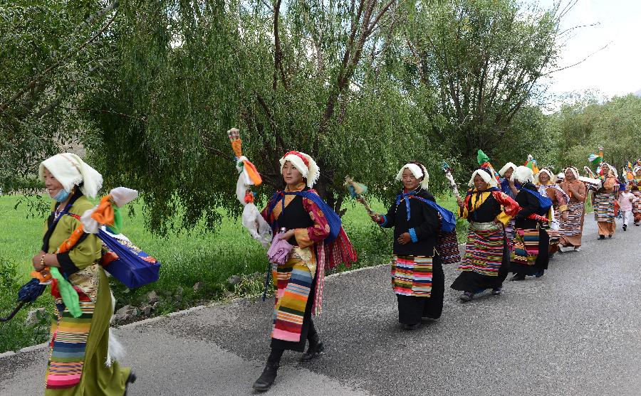 Photo shows that Tibetan farmers celebrate the Ongkor Festival in Tohlung Dechen County, Lhasa City, Tibet Autonomous Region. [Photo/ Xinhua]