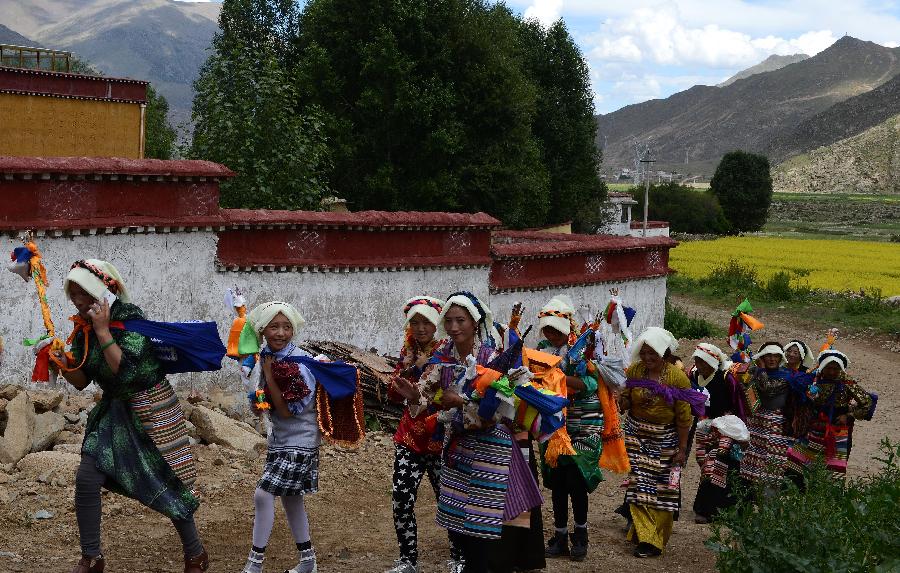 Photo shows that Tibetan farmers celebrate the Ongkor Festival in Tohlung Dechen County, Lhasa City, Tibet Autonomous Region. [Photo/ Xinhua]