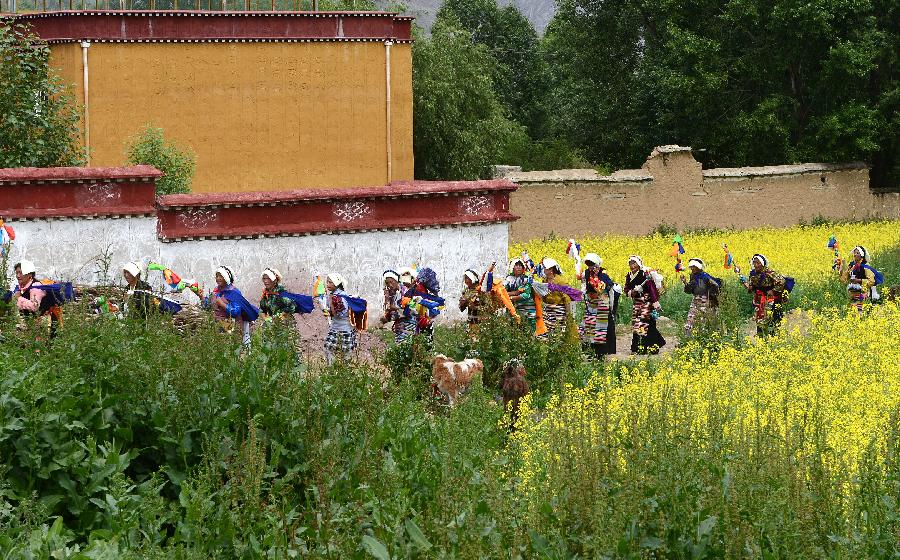 Photo shows that Tibetan farmers celebrate the Ongkor Festival in Tohlung Dechen County, Lhasa City, Tibet Autonomous Region. [Photo/ Xinhua]