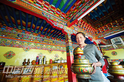 Tshe Sgron from Wuda Village in Gyangze, Shigatse cleans up her spacious and bright living room, photo from Tibet Daily.