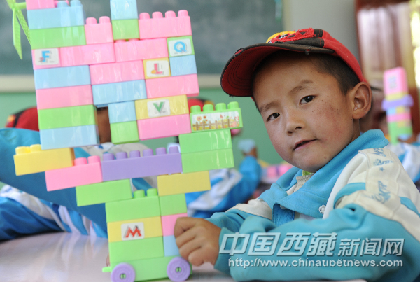 A preschool boy plays building blocks in the Primary School of Jieba Township, Nedong County, Lhoka Prefecture