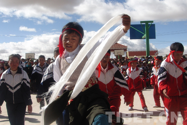 Students participate in a competition for Gorchom circle dance in Amdo County, Nagqu Prefecture of southwest China's Tibet Autonomous Region. [Photo/China Tibet Online]