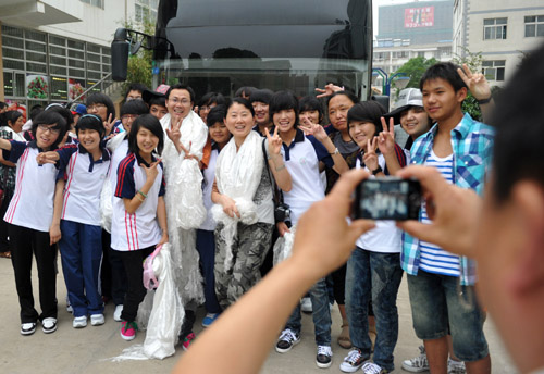 Tibetan students take photo with the teachers, May 5. [Photo/Xinhua]