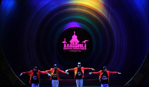 Street dancing group SEE COOL performs at the Street Dancing Contest in Lhasa, capital of Tibet, Aug.6, 2011. [Photo/Xinhua]