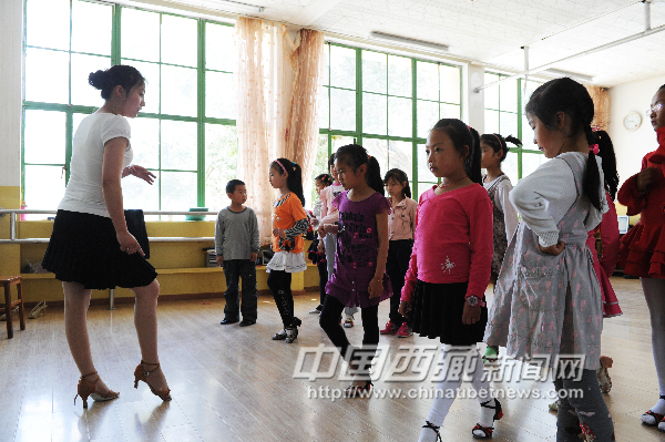 Students are practicing Latin, and their teacher is giving  a lecture. [Photo/ China Tibet Online]