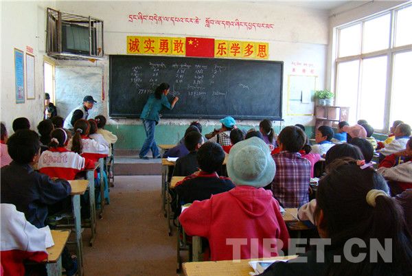 a teacher teaches in Tibetan language in Zhag'yab county  of Qamdo Prefecture, Tibet.[photo/China Tibet Online]