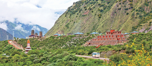 The Gesar Castles, 500 meters away from State Highway 318, are a relic associated with King Gesar, an ancient king in Tibet