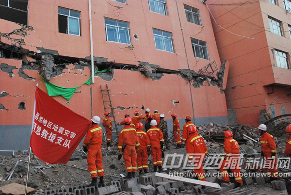 Rescuers from Chamdo Prefecture of Tibet are now racing against time to save survivors from the debris.