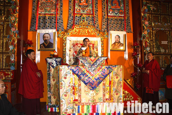 The 11th Panchen Lama Erdini Qoigyijabu chants Buddhist scripture in a move to release the souls of the victims from sufferings and pray for survivals to overcome difficulties they have encountered.