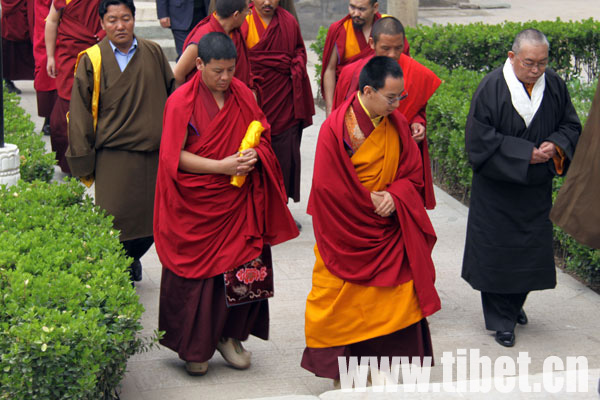 The 11th Panchen Lama Erdini Qoigyijabu arrives at the Xihuang Temple in downtown Beijing Tuesday morning to pray for victims in quake in Qinghai Province.