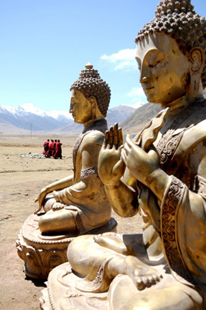 Buddha statues from the Changu temple in quake-hit Yushu have been transferred to a plain in Batang township,