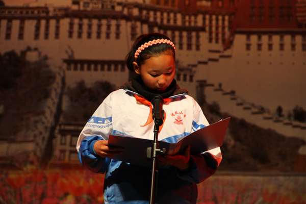 A pupil is reading a letter to Yushu pupils