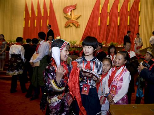 Zuojia (front, 1st L) from Qinghai Tibetan-inhabited area and Xuemeng of Han ethnic minority are talking at Sixth National Congress of the Chinese Young Pioneers.