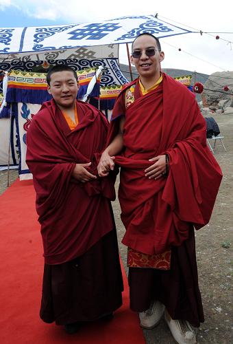 The 7th Razheng Living Buddha (L) is taking a photo with the 11th Panchen Lama, vice president of the Buddhist Association of China, June 6, photo from Xinhua. They were both born in the Jiali County of Nagqu Prefecture north of Tibet.