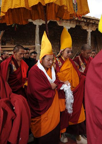 The 7th Razheng Living Buddha (L) is greeting the 11th Panchen Lama, Vice President of the Buddhist Association of China, June 6, photo from Xinhua.