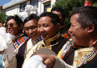 Tibetans in southern Tibet hails Panchen Lama's visit