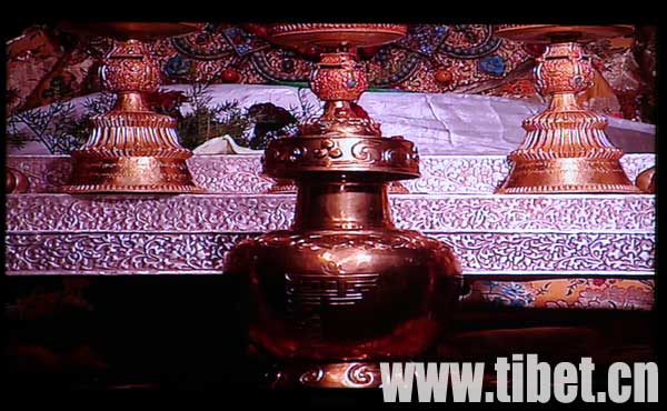 The sacred gold urn, "Benba" in Tibetan language, is used to decide the reincarnations of past living Buddha