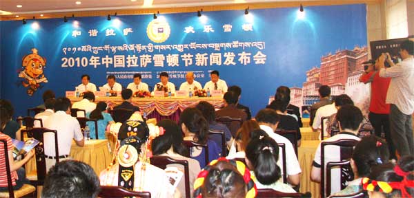 Press conference for Lhasa's 2010 Shoton Festival is held at the Tibetan Complex in Beijing on the morning of July 9, 2010.